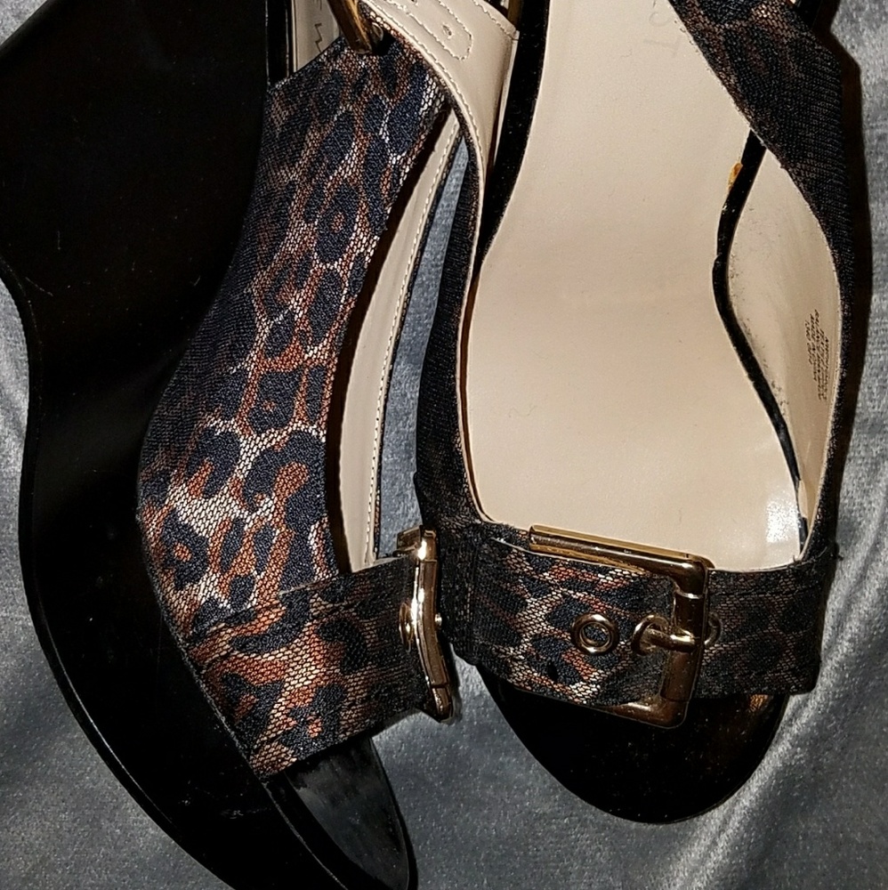 Nine West size 9 womens wedge shoe